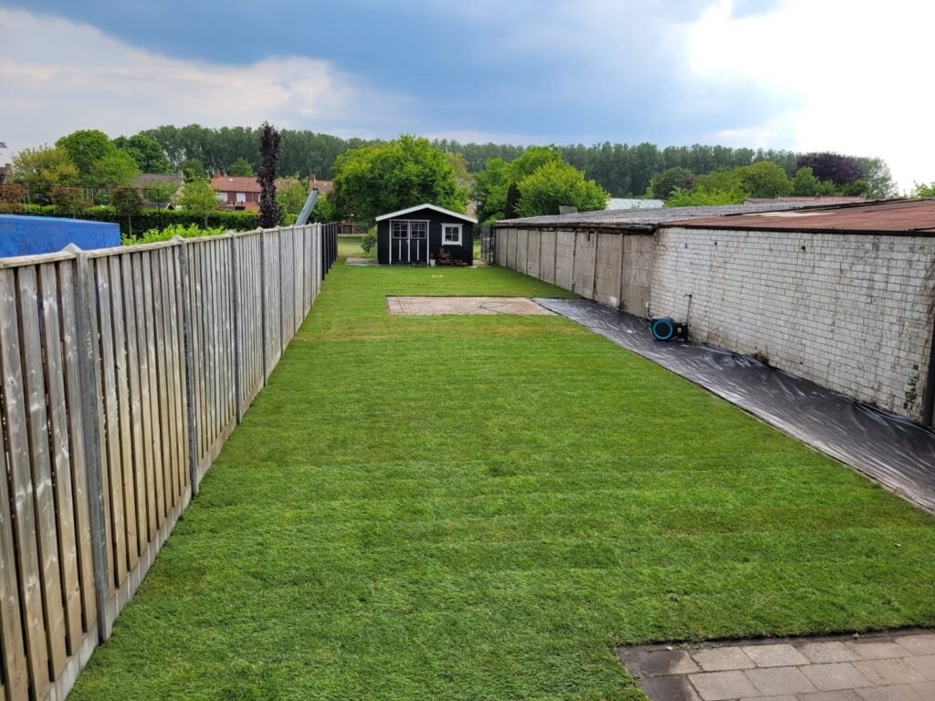 Vers aangelegde grasmatten in een smalle tuin